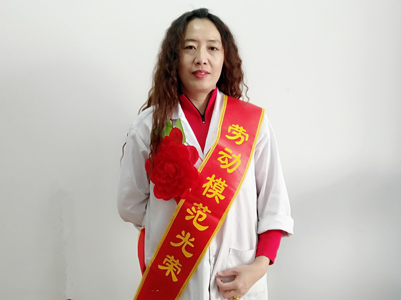 中控化驗(yàn)室勞動(dòng)模范裴愛軍4_副本.jpg